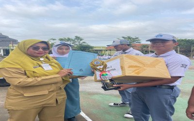 Kobarkan Semangat Juang, Upacara Bendera Warnai Penyerahan Hadiah dan Ikrar Pelajar